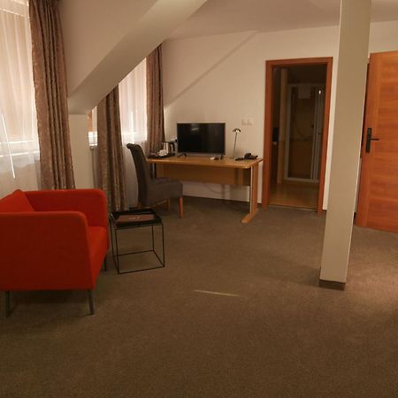 Hotel Novy Kastiel - Self Check-In Топольчани Экстерьер фото