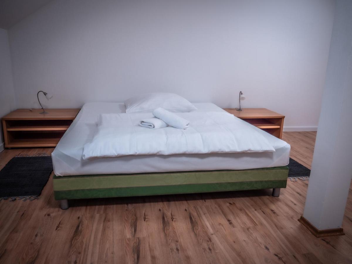 Hotel Novy Kastiel - Self Check-In Топольчани Экстерьер фото