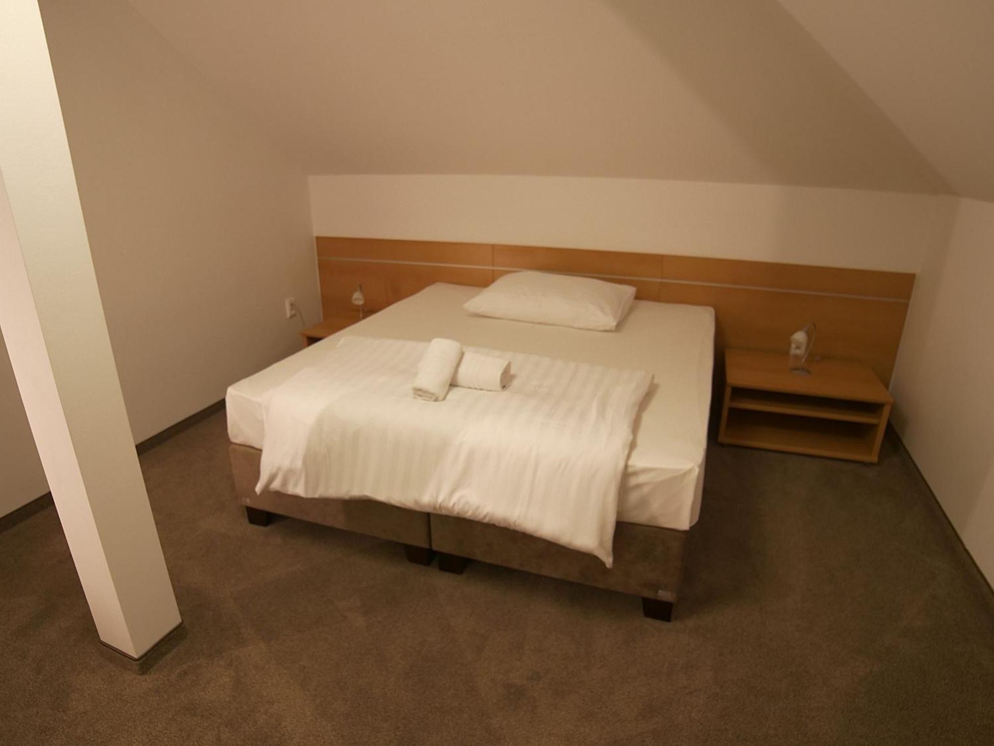 Hotel Novy Kastiel - Self Check-In Топольчани Экстерьер фото